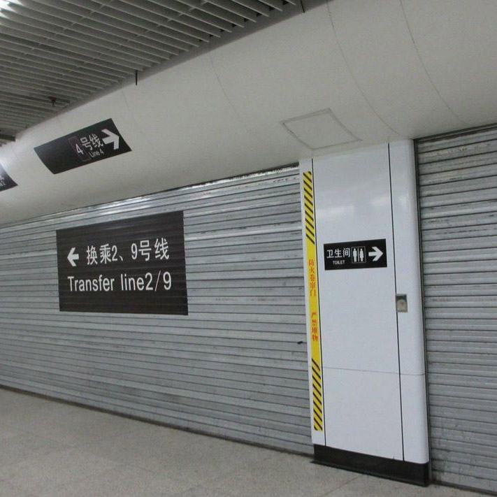Rolluikdeuren van het treinstation